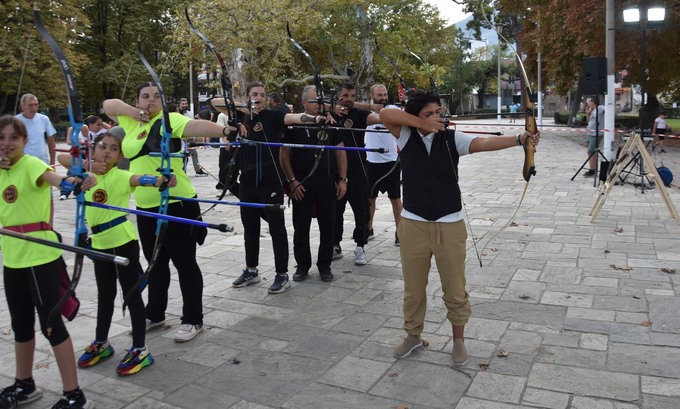 Φωτογραφία Μεγάλη επιτυχία σημείωσε η επίδειξη Τοξοβολίας στο Πλακόστρωτο του Δημοτικού Πάρκου Νάουσας
